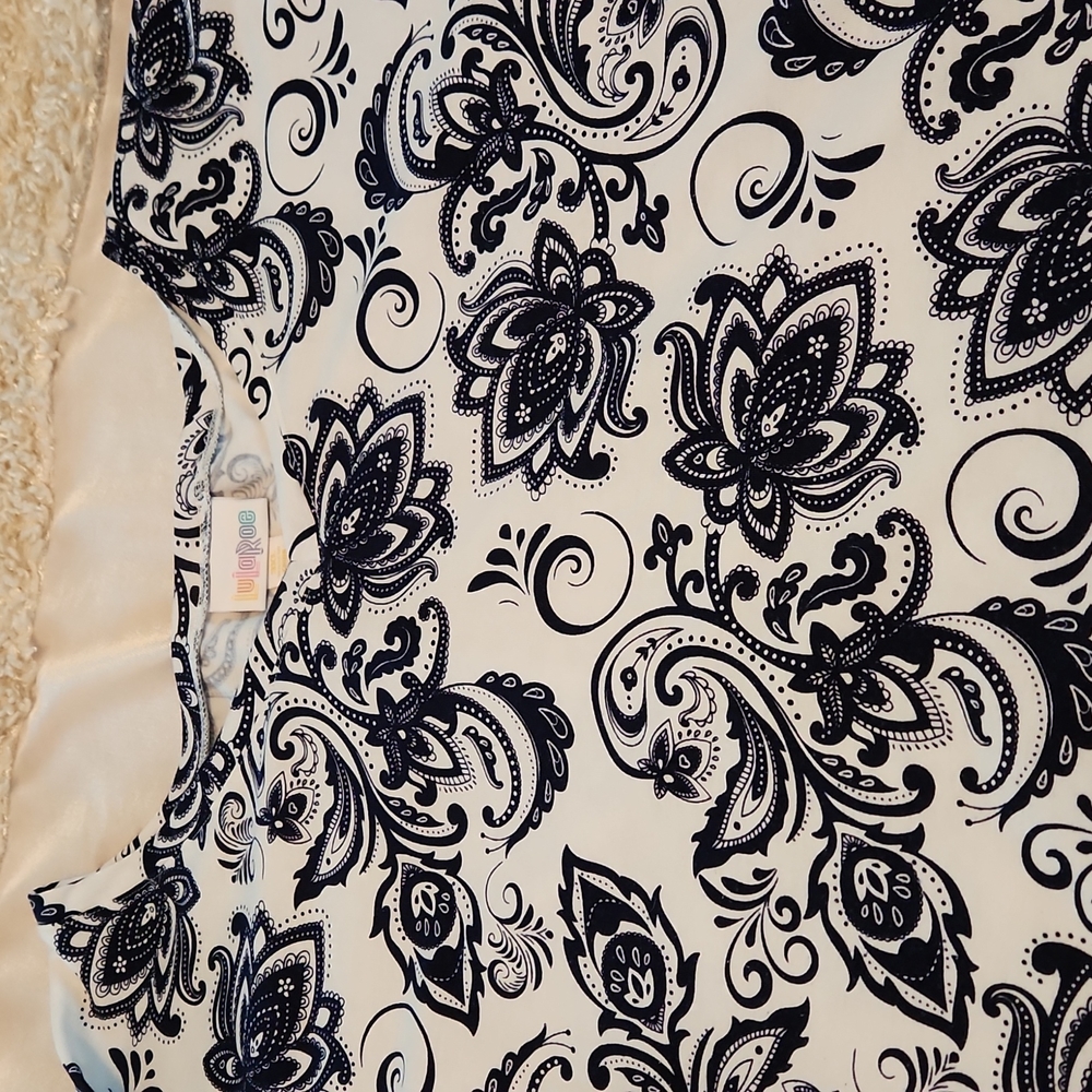 Lularoe Elizabeth shirt